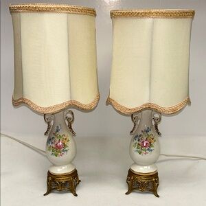 Vintage 50’s ,17” set of 2 ceramic urn style boudoir lamps with cast metal bases